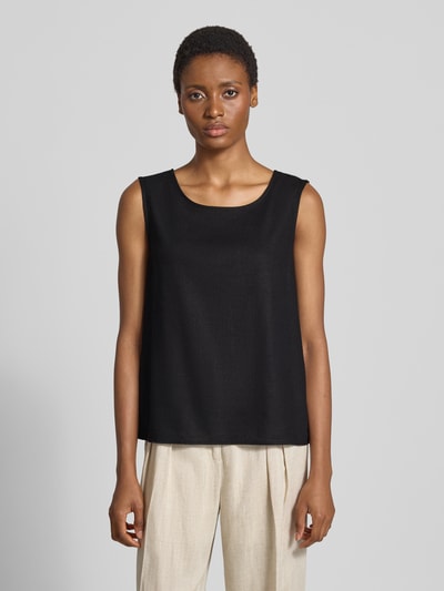 Frauenmodel trägt Top aus Leinen-Mix mit Rundhalsausschnitt Modell 'Lava' von FREE/QUENT in Schwarz, glatte Textur, Regular Fit, Ganzkörperansicht von vorne.