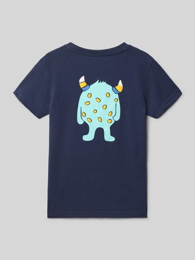 Junge trägt Kinder T-Shirt mit Rundhalsausschnitt und Motiv-Print von Blue Seven, Reine Baumwolle, Gerader-Schnitt, Rückenlänge 47 cm, Ganzkörperansicht Rückansicht