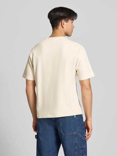 Männermodel trägt T-Shirt mit Label-Stitching von REVIEW in Creme mit Waffelstruktur, Baumwoll-Mix, Gerader-Schnitt, Rückansicht Ganzkörperansicht.