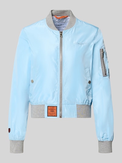Produktfoto, hellblaue Bomberjacke mit Label-Patch und Reißverschlusstasche am Ärmel von Original Bombers, silberner Frontreißverschluss, graue Rippbündchen, glatte Oberfläche, lockerer Schnitt, Stehkragen, seitliche Eingrifftaschen mit Druckknopfverschluss, elastische Abschlüsse, dezentes Logo-Stitching und strukturierte Textur
