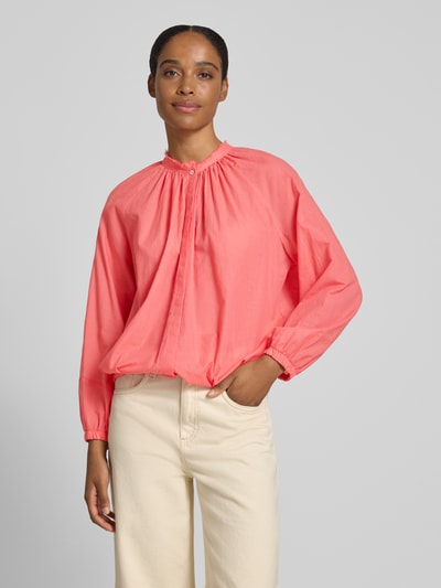 Frauenmodel trägt Relaxed Fit Bluse mit Stehkragen von More & More aus Reine Baumwolle, leuchtendes Koralle, Raffungen, Langärmelig, Nahaufnahme Oberkörper.