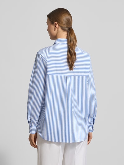 Vrouwenmodel draagt Regular fit Blouse met Ziersteinbesatz van Betty Barclay, katoenmix met stretch, blauwe en witte strepen, ruglengte 70 cm, mouwlengte 60 cm, overhemdkraag, knoopsluiting, rugaanzicht, Ganzkörperansicht Rückansicht.