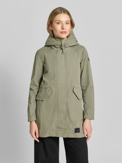 Kobiece modelka nosi Parka mit Pattentaschen Modell 'NIKA' von khujo z bawełny, krój regular fit, kaptur, kieszenie z patką, długość tyłu w rozmiarze S: 81 cm, szerokość ramion w rozmiarze S: 40 cm, szerokość klatki piersiowej w rozmiarze S: 51 cm, długość rękawów w rozmiarze S: 60 cm, khaki, tekstura gładka, przód, ujęcie całej sylwetki.