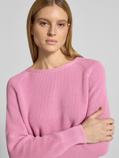 Vrouwenmodel draagt Regular Fit Gebreide pullover uit puur katoen van Marc O'Polo, look: effen, ronde hals, lange raglanmouwen, knitwear, Nahaufnahme Oberkörper.