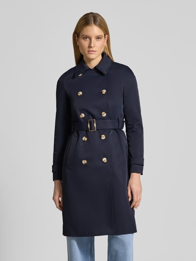 Frauenmodel trägt dunkelblauen Trenchcoat mit Ärmelriegeln von Christian Berg Woman Selection, Doppelreihe, tailliert, Ganzkörperansicht von vorne