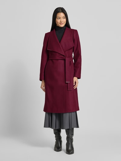 Frauenmodel trägt Mantel mit Stehkragen Modell 'ROSE' von Ted Baker in Dunkelrot, Woll-Mix mit Kaschmir-Anteil, Regular-Fit, Ganzkörperansicht von vorne.