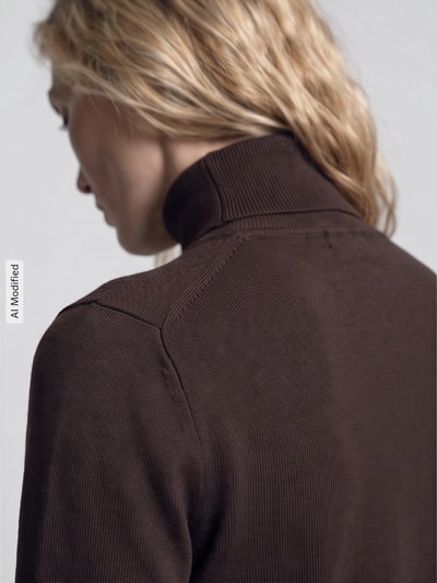 Frauenmodel trägt Regular Fit Rollkragenpullover aus Viskose-Mix von Jake*s Collection in Dunkelbraun, feine Rippstruktur, Nahaufnahme Rückenansicht, KI-modifiziertes Bild.