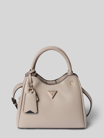 Produktfoto, beige Handtasche mit Label-Applikation Modell 'ECO MERIDIAN II' von Guess, Hauptfach mit Reißverschluss, Tragehenkel, Schulterriemen, Maße 30x21x12 cm, Länge Schulterriemen 122 cm. Strukturierte Oberfläche, goldfarbene Details.