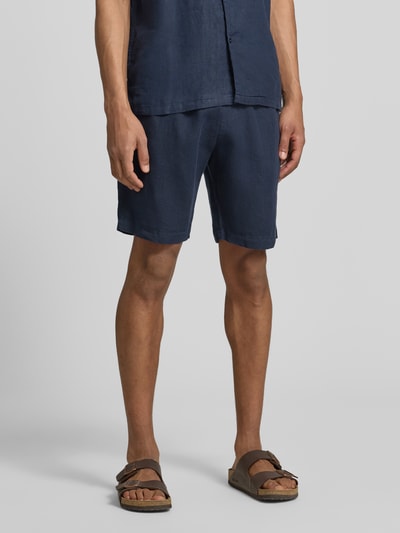 Männermodel trägt Shorts mit elastischem Bund und Gesäßtasche von MCNEAL, Reine Baumwolle, Regular-Fit, Ganzkörperansicht von vorne.