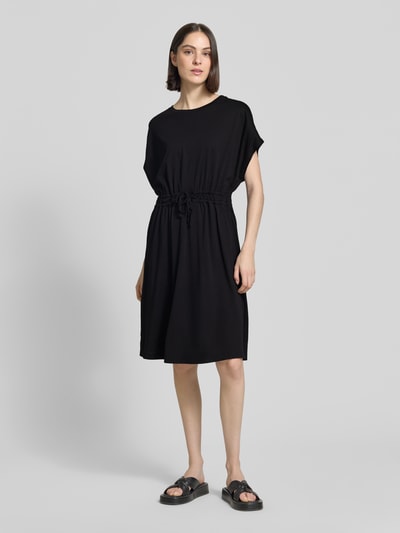 Frauenmodel trägt Tailliertes Freizeitkleid aus Baumwoll-Mix von s.Oliver RED LABEL in Optik: Unifarben, Midi-Länge, Kurzarm, Rundhals-Ausschnitt, Tunnelzug, geschlitzter Saum, Material: Baumwoll-Mix, Ganzkörperansicht von vorne.
