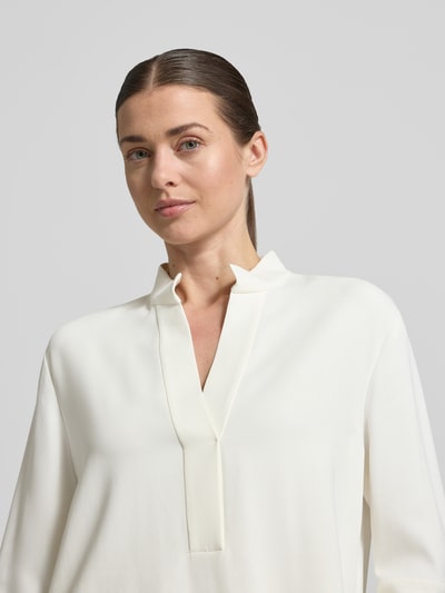 Frauenmodel trägt Regular Fit Bluse aus Viskose-Elasthan-Mix mit 3/4-Arm von Luisa Cerano in Creme, glatte Textur, Nahaufnahme Oberkörper.