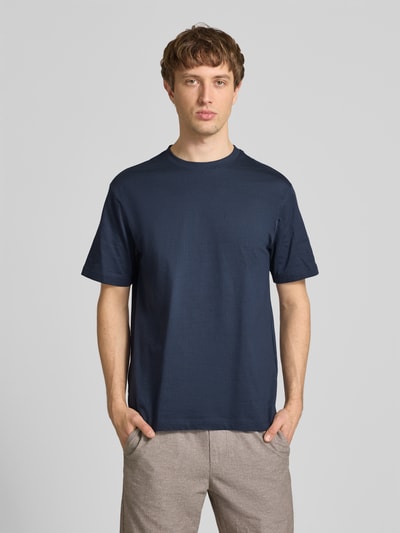 Männermodel trägt Relaxed Fit T-Shirt aus reiner Baumwolle Modell 'FRED LIFE' von Only & Sons in Unifarben, Rundhals, Kurzarm, Ganzkörperansicht von vorne