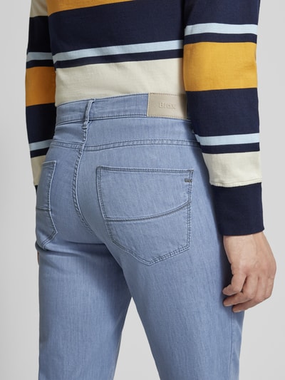 Männermodel trägt Regular Fit Jeans im Used-Look Modell 'Cadiz' von BRAX, hellblau, Baumwoll-Mix mit Stretch-Anteil, Detailaufnahme Rückansicht, Eingrifftaschen, Bundweite 44 cm, Innenbeinlänge 80 cm bei Größe 32/32.