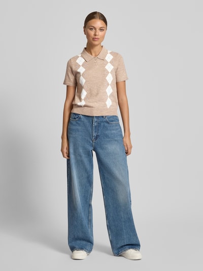 Frauenmodel trägt Strickshirt mit Woll-Anteil Modell 'BIMBU' von Mango, Material-Mix, gerader Schnitt, Polokragen, Knopfleiste, Ganzkörperansicht von vorne.