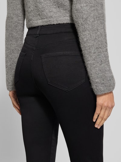Männermodel trägt Skinny Fit Jeans mit 5-Pocket-Design von Christian Berg Woman, czarny bawełniany materiał, widok z tyłu, detal tkaniny z elastycznego miksu