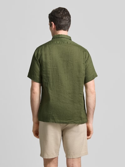 Männermodel trägt Regular Fit vrijetijdsoverhemd uit puur linnen van Polo Ralph Lauren, look: effen, materiaal: linnen, ganzkörperansicht rückansicht.