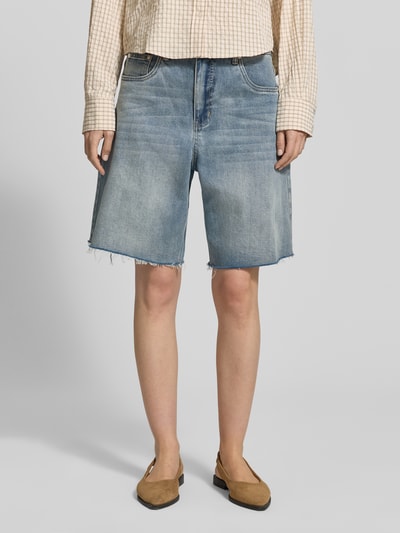 Frauenmodel trägt Wide Leg Jeansshorts im 5-Pocket-Design von Gestuz aus Baumwoll-Mix, mittleres Blau, Bundweite 39 cm, Innenbeinlänge 26 cm, Ganzkörperansicht von vorne.