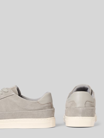Productfoto, Sneaker aus echtem Leder mit Logo-Detail van PS Poelman voor heren, echt leer, afgeronde pasvorm, logodetail, vetersluiting, hakhoogte maat 44: 3 cm, schachthoogte maat 44: 7 cm, schachtbreedte maat 44: 9 cm, lichtgrijze tinten, zachte suède look met glad leer, witte zool