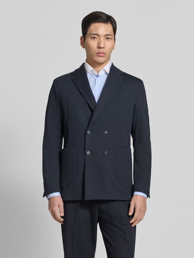 Męski model nosi Slim Fit Sakko mit Reverskragen Modell 'BERTUE' od CINQUE, dwurzędowy, kieszenie naszywane, ciemny kolor, pełny widok z przodu, krój slim fit, długość tyłu w rozmiarze 50: 73 cm, szerokość w rozmiarze 50: 43 cm, długość rękawa w rozmiarze 50: 62 cm