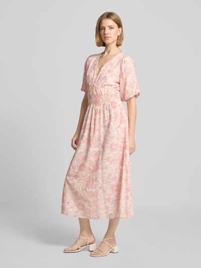 Frauenmodel trägt Midikleid im Allover-Look Modell 'Kalia' von Neo Noir in Rosa mit V-Ausschnitt, Baumwoll-Viskose-Mix, Ganzkörperansicht von vorne.