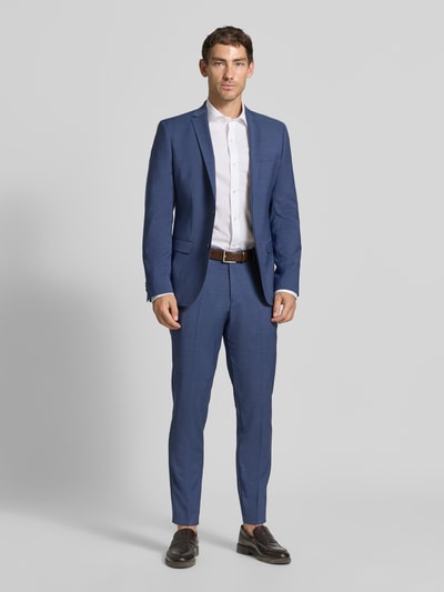 Männermodel trägt Slim Fit Businesshemd aus reiner Baumwolle von Polo Ralph Lauren in Weiß mit glatter Textur, Ganzkörperansicht von vorne.