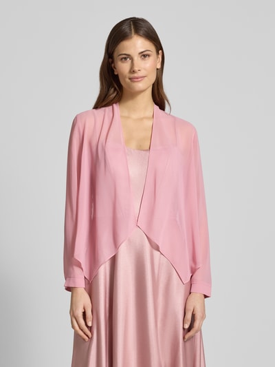 Modelka nosi Kurtka aus Chiffon in offener Passform od Vera Mont, lekki półprzezroczysty szyfon, krój otwarty, długość tyłu w rozmiarze 36: 46 cm, kolor różowy, przód widok, zbliżenie górnej części ciała.