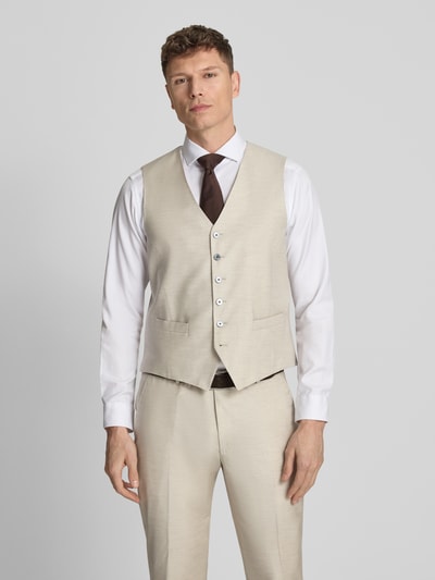 Männermodel trägt Weste aus Viskose Modell 'Weazer' von JOOP! Collection in Beige mit V-Ausschnitt, Knopfleiste, Eingrifftaschen, Regular-Fit, Ganzkörperansicht von vorne.