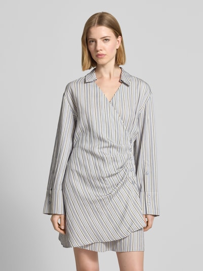Frauenmodel trägt Hemdblusenkleid aus Viskose-Mix in Wickel-Optik von JAKE*S STUDIO WOMAN, gestreift, Taillierter Schnitt, Minikleid, V-Ausschnitt, Rückenlänge 87 cm, Brustweite 44 cm, Ärmellänge 58 cm, Ganzkörperansicht von vorne.