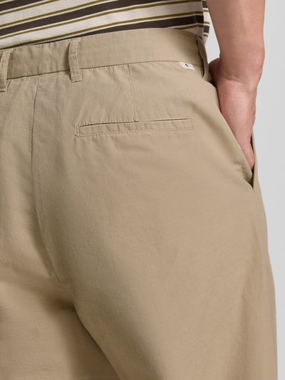 Männermodel trägt broek uit mix van biologisch katoen en linnen Model 'VALENTIN' van Samsøe Samsøe, regular fit, steekzakken, detailopname rug. Bandwijdte maat 50: 45 cm, binnenbeenlengte maat 50: 82 cm.