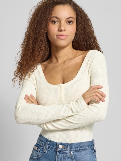 Frauenmodel trägt Slim Fit Langarmshirt mit Baumwoll-Anteil Modell 'JULIANE LIFE' von ONLY, Optik: Unifarben, feiner Rippstrick, Nahaufnahme Oberkörper.