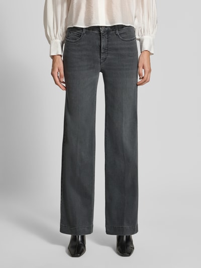 Frauenmodel trägt Wide Leg Jeans aus Baumwoll-Mix Modell 'DREAM WIDE' von MAC in Dunkelgrau, lockerer Schnitt, Damen Wide & Loose Fit Jeans von MAC, Ganzkörperansicht von vorne.