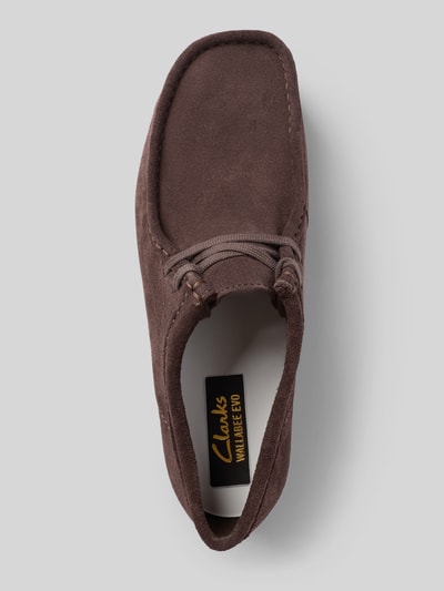 Produktfoto, Mokassins aus echtem Leder Modell 'Wallabee' von Clarks, brązowa naturalna skóra, zaokrąglony kształt, wiązanie, gładka podeszwa, wysokość obcasa przy rozmiarze 44: 3 cm, wysokość cholewki przy rozmiarze 44: 8 cm, szerokość w rozmiarze 44: 14 cm