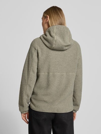 Frauenmodel trägt Regular Fit Jacke mit Kunstfellbesatz von camel active in Beige mit Stehkragen, Kapuze, Eingrifftaschen, elastische Ärmelabschlüsse, Rückenlänge 64 cm, Schulterbreite 38 cm, Brustweite 46 cm, Ärmellänge 62 cm, Ganzkörperansicht Rückansicht.