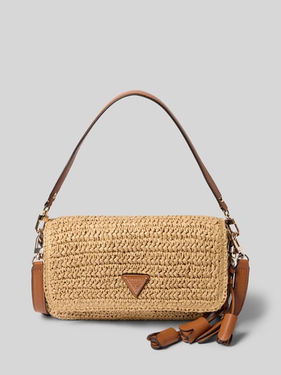 Produktfoto, Shoulder Bag in Flecht-Optik Modell 'OFELIA' von Guess, efekt plecionki, detal z logo, klapka, odpinany pasek na ramię, główna przegroda, zapięcie na magnes, kieszeń wewnętrzna zapinana na zamek błyskawiczny, szerokość w rozmiarze 1: 28 cm, długość w rozmiarze 1: 16 cm, głębokość w rozmiarze 1: 6 cm, długość paska na ramię w rozmiarze 1: 130 cm, kolor beżowy i brązowy, strukturalna tekstura