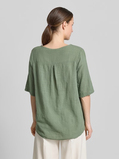 Vrouwenmodel draagt T-shirt met ronde hals model 'Li44alii' van ZABAIONE van puur katoen in recht model, ruglengte maat S 70 cm, Ganzkörperansicht Rückansicht.