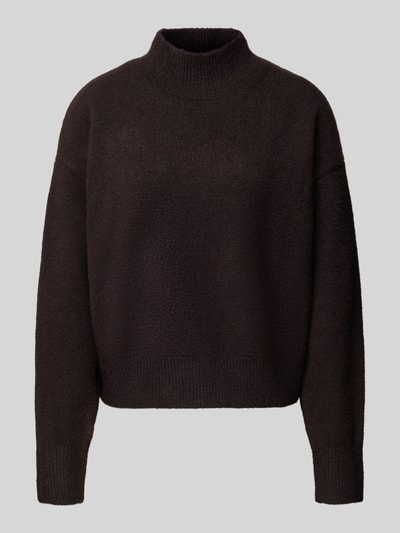 Produktfoto, Turtleneck-Pullover mit Woll-Anteil und Rundhalsausschnitt von Neo Noir in dunklem Braun, gerader Schnitt, gerippte Abschlüsse.