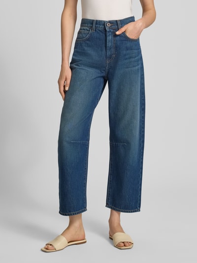 Frauenmodel trägt Regular Fit Barrel Jeans aus reiner Baumwolle Modell 'CADUCA' von Weekend Max Mara, blaue Farbe, glatte Textur, Ganzkörperansicht von vorne, Damen Barrel Jeans von Weekend Max Mara.