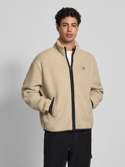 Männermodel trägt Relaxed Fit Fleecejacke in Teddyfleece-Optik von Tommy Jeans, Optik: Unifarben, Stehkragen, Label-Stitching, Ganzkörperansicht von vorne.