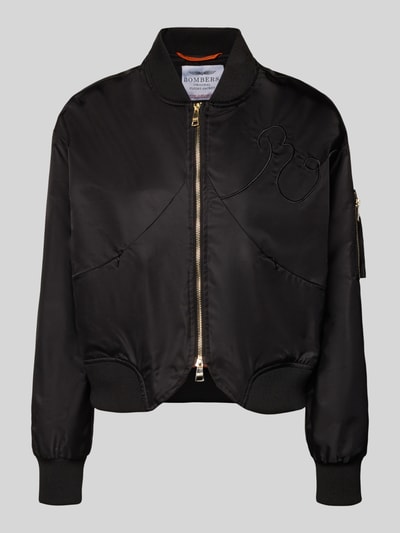 Produktfoto, Bomberjacke mit Zweiwege-Reißverschluss von Original Bombers, czarna, krój regular fit, stójka, haft, kieszenie zapinane na zamek błyskawiczny, długość tyłu w rozmiarze S: 55 cm, szerokość ramion w rozmiarze S: 50 cm, szerokość klatki piersiowej w rozmiarze S: 56 cm, długość rękawów w rozmiarze S: 64 cm