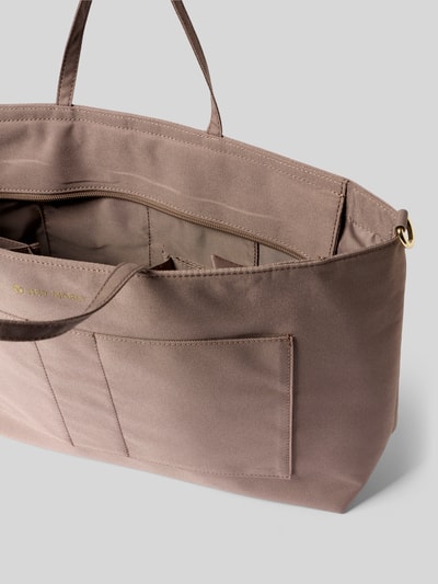 Produktfoto, Handtasche mit Logo-Detail von Hey Marly in Braun, Hauptfach mit Reißverschluss, Steckfächer Vorderseite, schmale Schulterriemen, Maße Größe 1: Breite 46 cm, Länge 26 cm, Tiefe 12 cm, Schulterriemen 31 cm, glatte Textur.