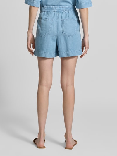 Frauenmodel trägt Shorts aus Lyocell in Denim-Optik von Rich & Royal, hellblau, elastischer Bund, aufgesetzte Taschen, Ganzkörperansicht Rückansicht.