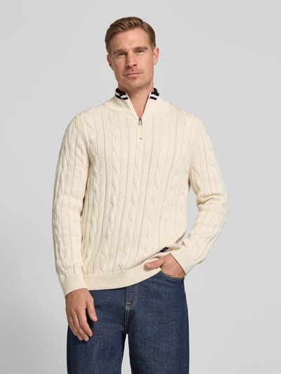 Männermodel trägt Strickpullover mit Stehkragen und Reißverschluss von PAUL SMITH, Reine Baumwolle, Slim-Fit, Vorderansicht Oberkörper.