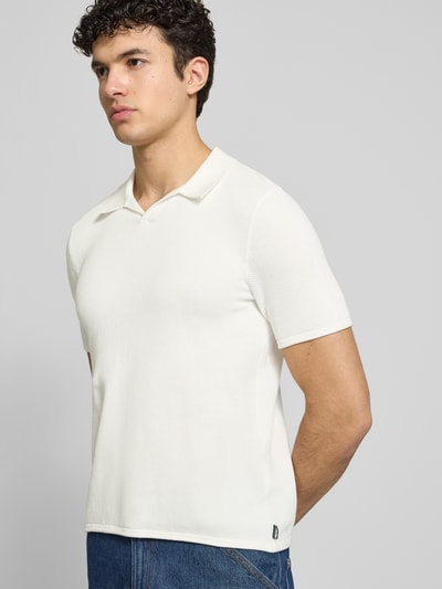 Männermodel trägt Slim Fit Poloshirt mit Strukturmuster von REVIEW in Weiß, reine Baumwolle, V-Ausschnitt, Ganzkörperansicht von vorne.