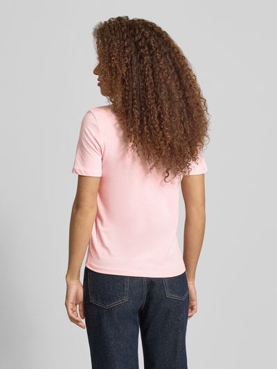 Frauenmodel trägt Regular Fit T-Shirt aus reiner Baumwolle Modell 'KITA' von Only in Optik: Unifarben, Jersey, Ganzkörperansicht Rückansicht.