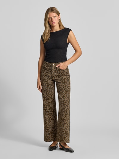 Frauenmodel trägt High Waist Weite Hose aus Baumwoll-Mix Modell 'MADISON' von ONLY, braunes Animal-Print-Muster, Damen Weite Hose von ONLY, Ganzkörperansicht von vorne.
