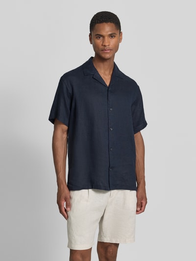 Männermodel trägt Regular Fit Leinenhemd Modell 'LAWRENCE' von Jack & Jones Premium in Dunkelblau mit Reverskragen, Ganzkörperansicht von vorne.
