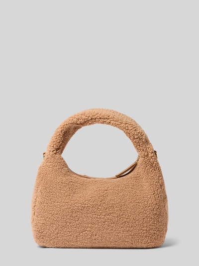 Produktfoto, Handtasche aus Teddyfell mit Label-Stitching von Karo Kauer in Beige, strukturierte Oberfläche, Hauptfach mit Reißverschluss, Tragehenkel und Schulterriemen, Maße: 37x24x13 cm, Schulterriemen 50 cm.