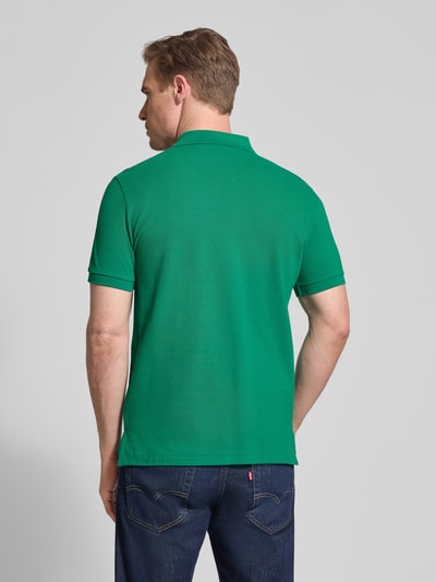 Männermodel trägt Regular Fit Poloshirt aus reiner Baumwolle von Polo Ralph Lauren, Optik: Unifarben, Rückenansicht, Ganzkörperansicht Rückansicht.