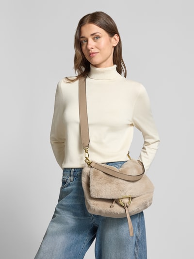 Kobiece model prezentuje Crossbody Bag aus echtem Leder Modell 'TEMI' od Abro, beżowa torebka, tekstura skóry, główna komora z klapą, odpinany pasek na ramię, krótki uchwyt, wewnętrzna kieszeń na zamek, szerokość w rozmiarze 1: 34 cm, długość w rozmiarze 1: 24 cm, głębokość w rozmiarze 1: 10 cm, długość paska w rozmiarze 1: 110 cm, widok całej sylwetki z przodu.