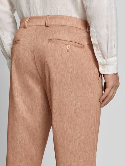 Mężczyzna nosi Hose mit Gesäßtaschen Modell 'Orlando' von CG - Club of Gents, miks materiałów z wiskozą, krój regular fit, beżowy kolor, tekstura melanż, szerokość w rozmiarze 50: 46 cm, długość nogawki od wewnątrz w rozmiarze 50: 78 cm, detal tylnej części spodni, zbliżenie na pośladki